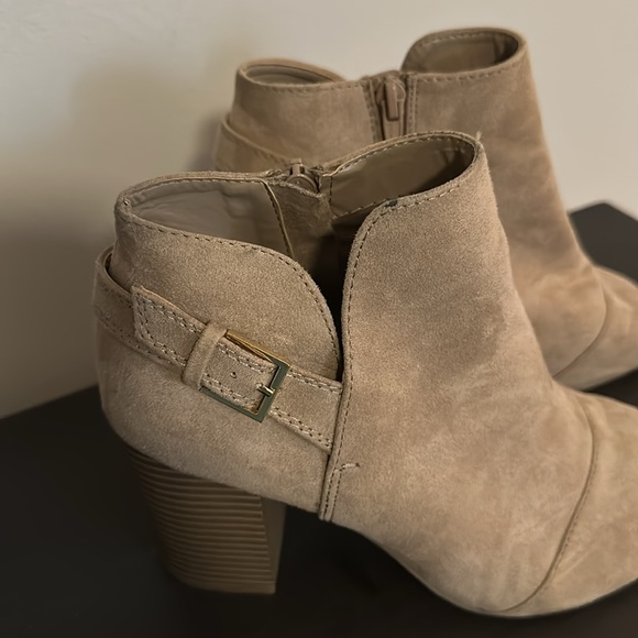 Apt 9 defined comfort nude suede bootie heels buckle detail - Picture 2 of 8